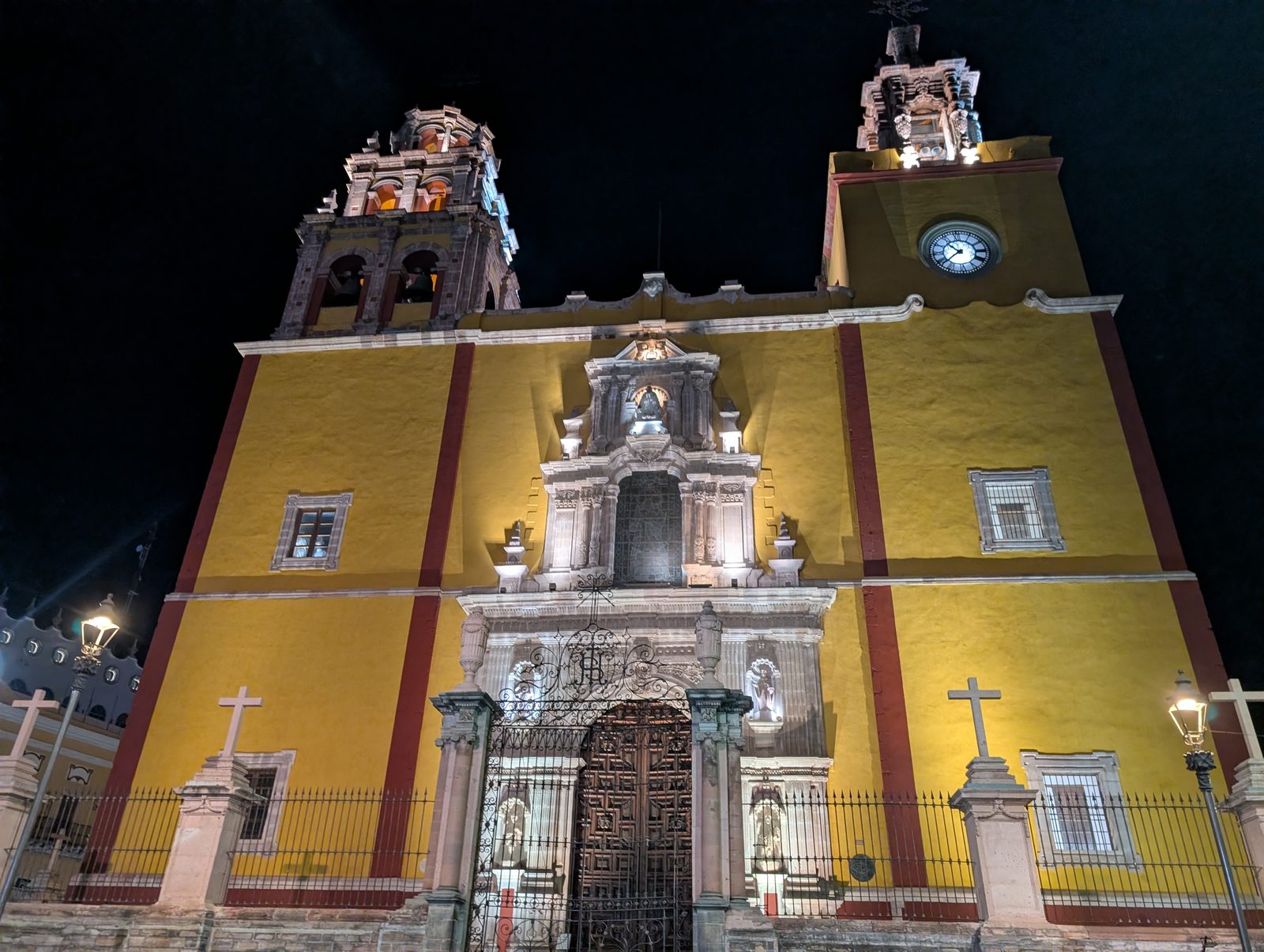 The golden-yellow facade of the Basílica Colegiata de Nuestra Señora de Guanajuato at night